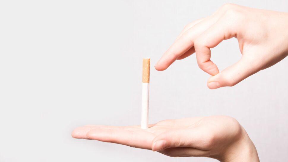 Mains tenant une cigarette, illustrant la transition vers l’arrêt du tabac et l’adoption de solutions naturelles pour un meilleur bien-être.